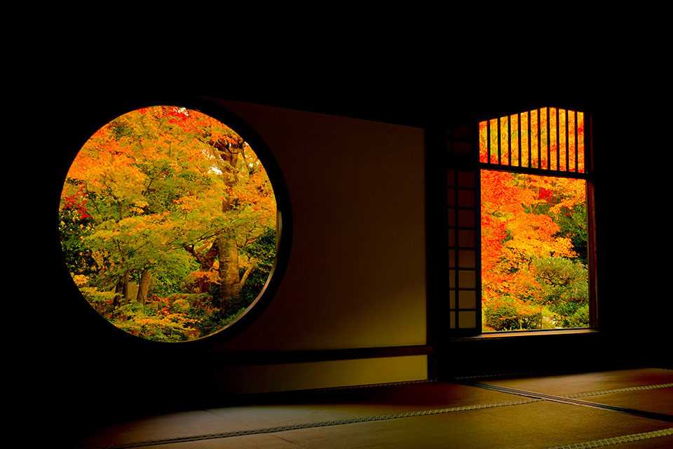 源光庵の窓から見る紅葉