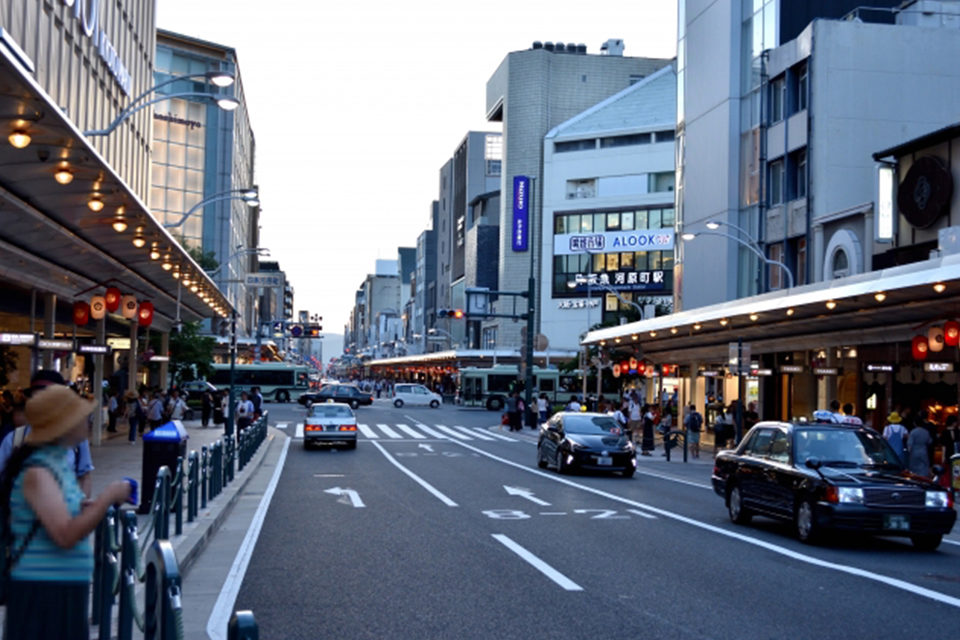 京都を代表する繁華街、四条通。時代の中で、四条通の顔も少しずつ変わっていきます。四条通に見る今昔物語あれこれ。