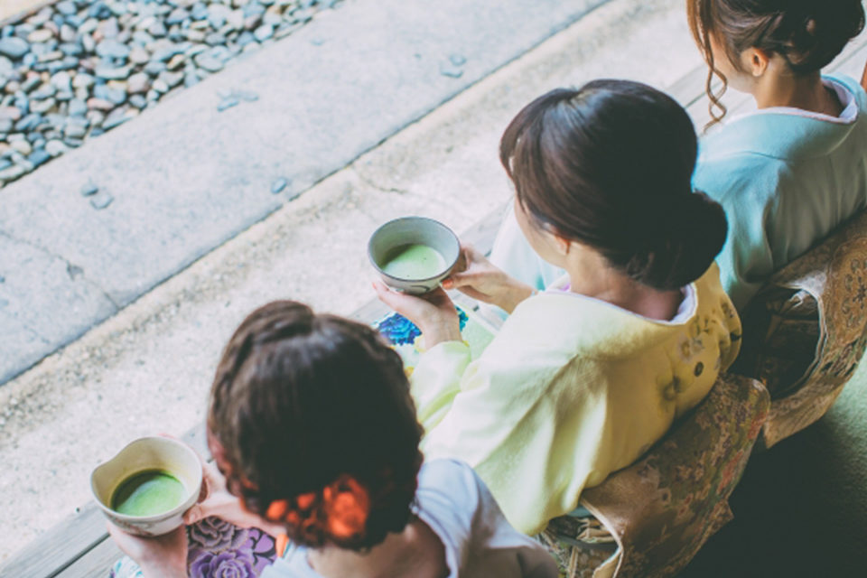 抹茶を飲む女性