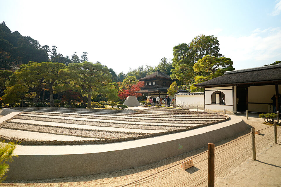 銀閣寺 枯山水庭園の紅葉 京都