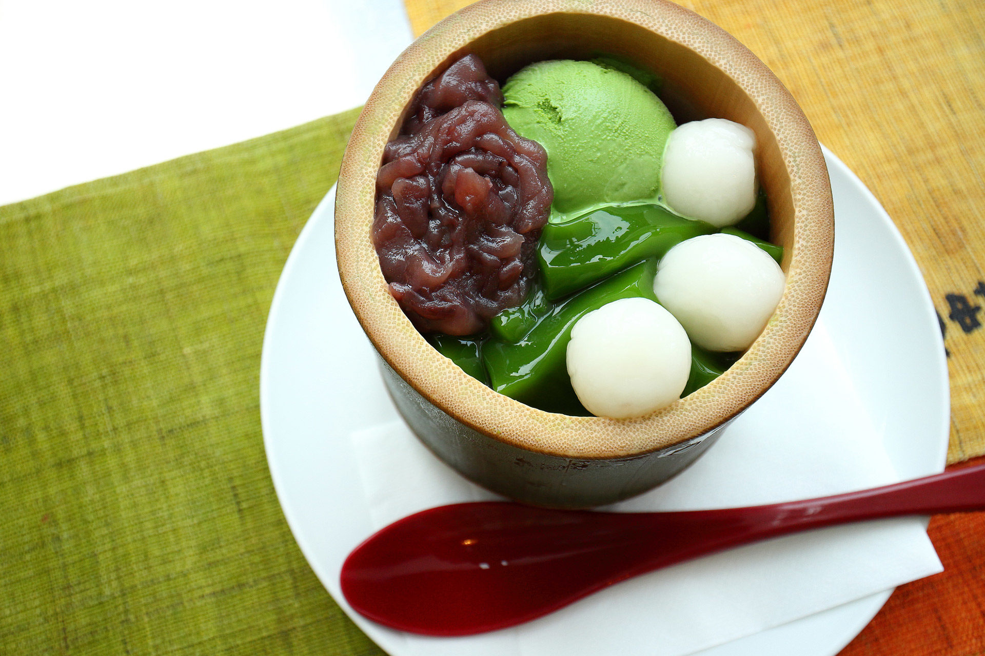 京都の春を彩る「桜」。この季節にしか食べることのできないスイーツをご紹介。