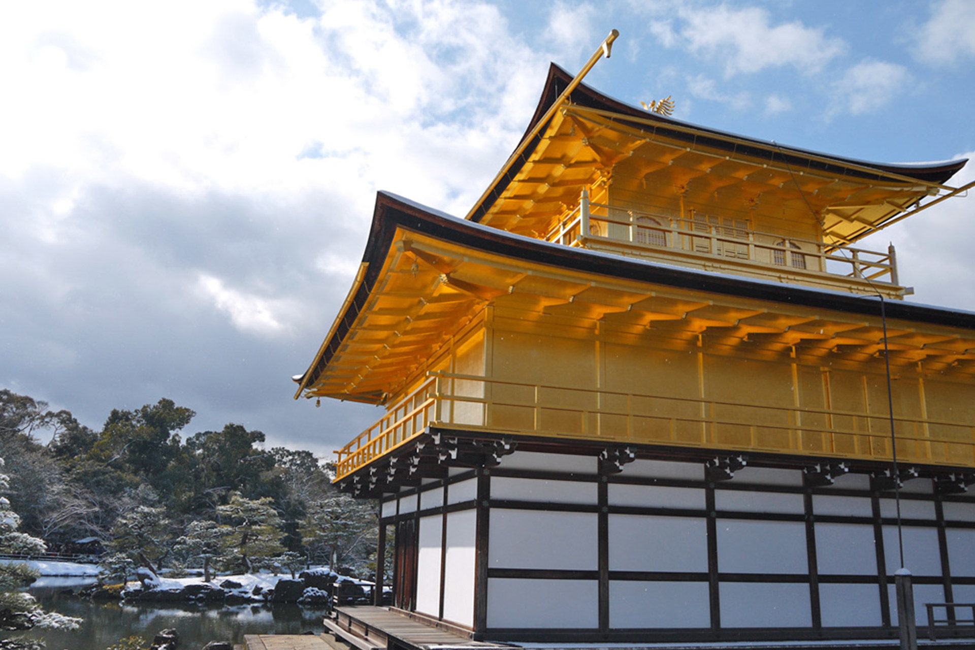 金閣寺の自然との美しいコラボレーションなど見所をご紹介！