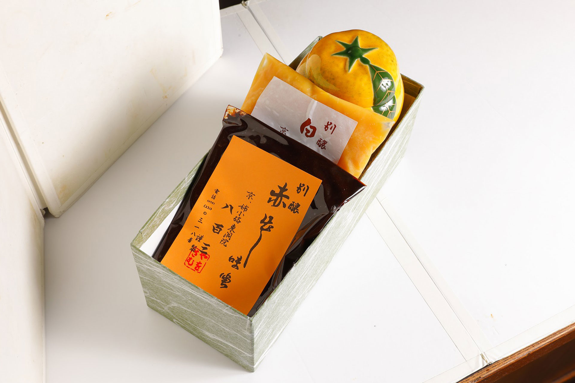 赤味噌と白味噌、柚味噌の詰合せ